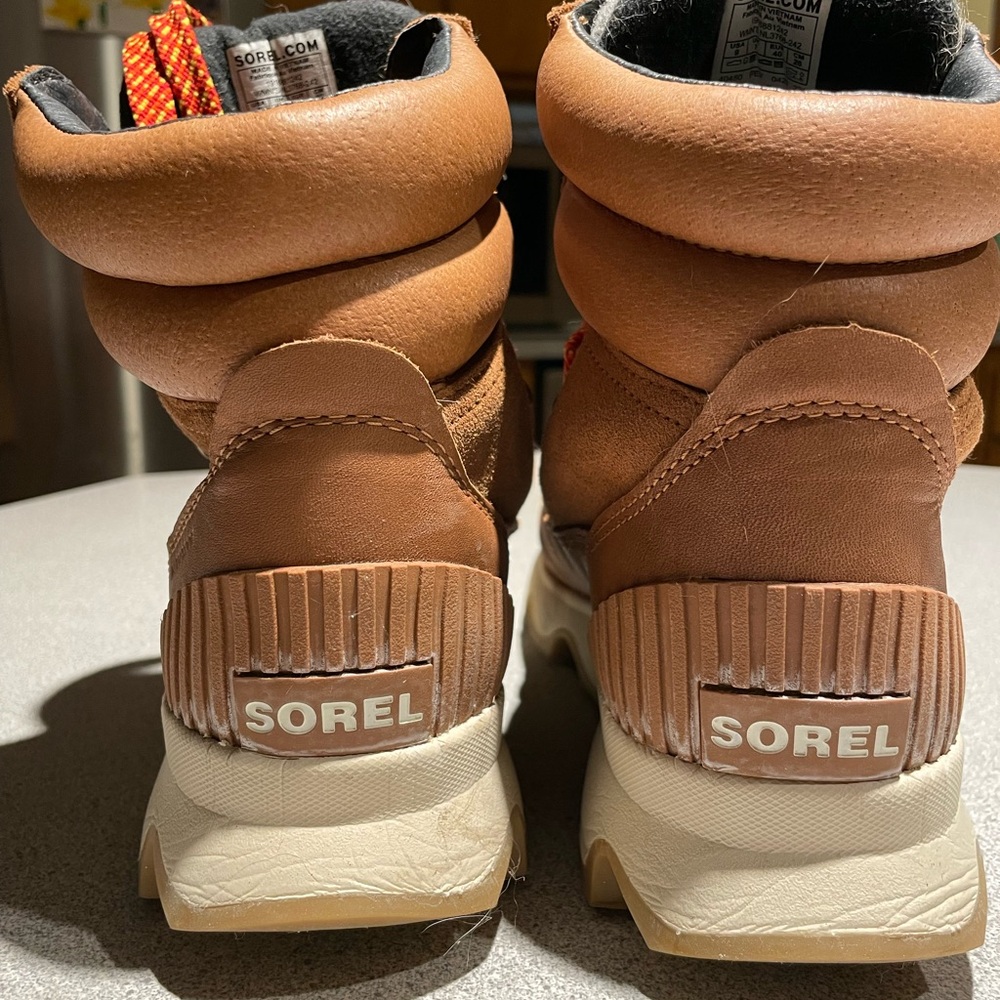 Sorel Kinetic Hiking Boots, Cestnut with red laces, size 9 - Picture 5 of 6